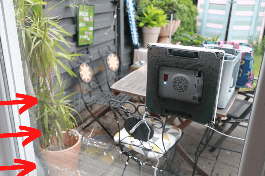 Fensterreiniger ist auf dem Fenster aufgetragen